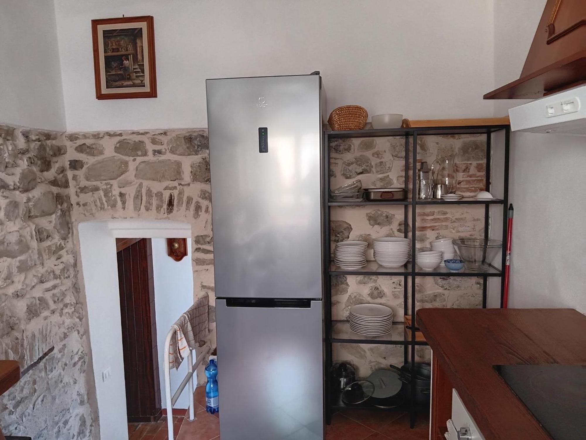 Monti Guesthouse Monti di Licciana Nardi Екстериор снимка